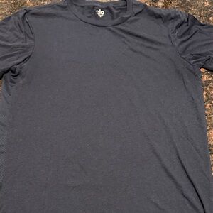 ALO Yoga Men's Dark Gray Short Sleeve Tee
